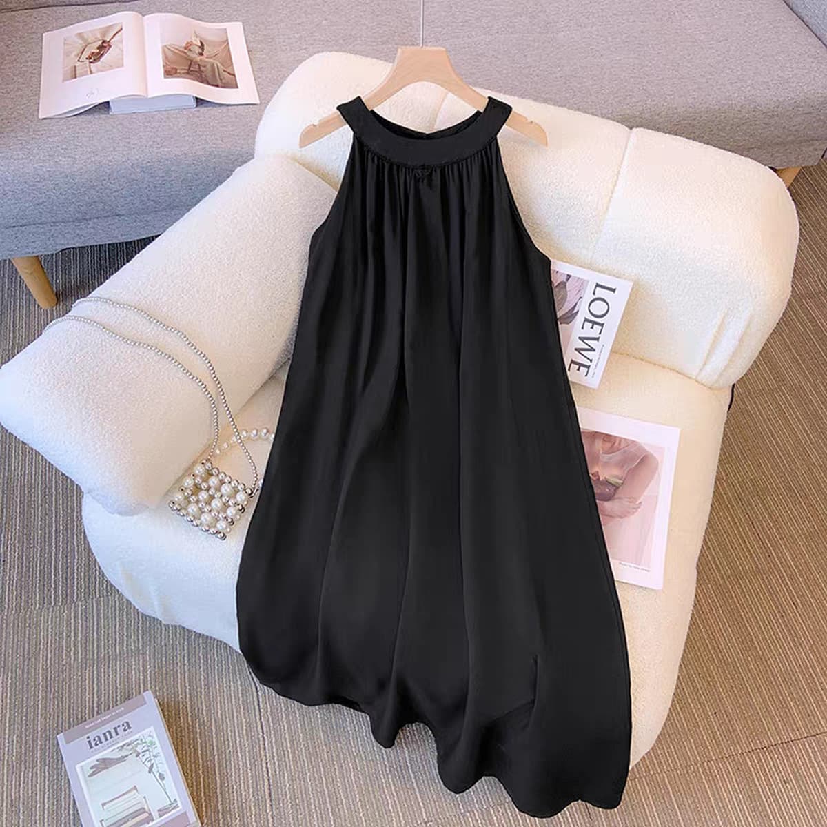 Платье без рукавов на шею