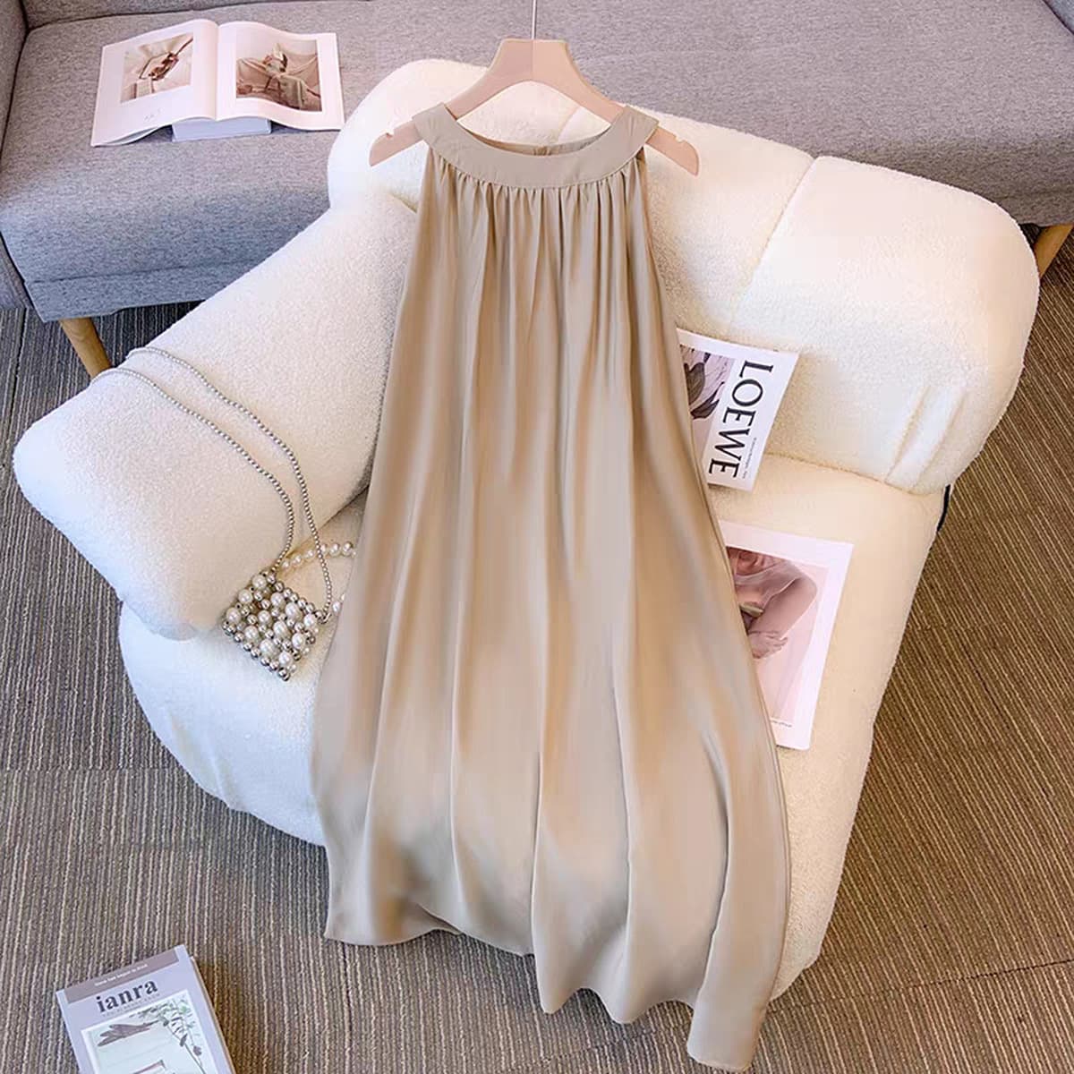 Платье без рукавов на шею