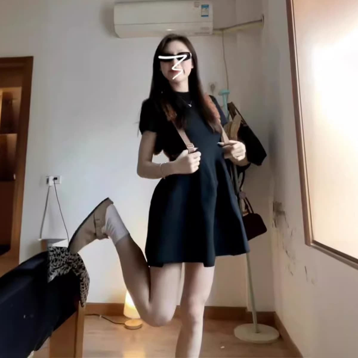 Красное маленькое черное платье с короткими рукавами женское лето 2024 тонкая талия темпераментная маленькая черная юбка