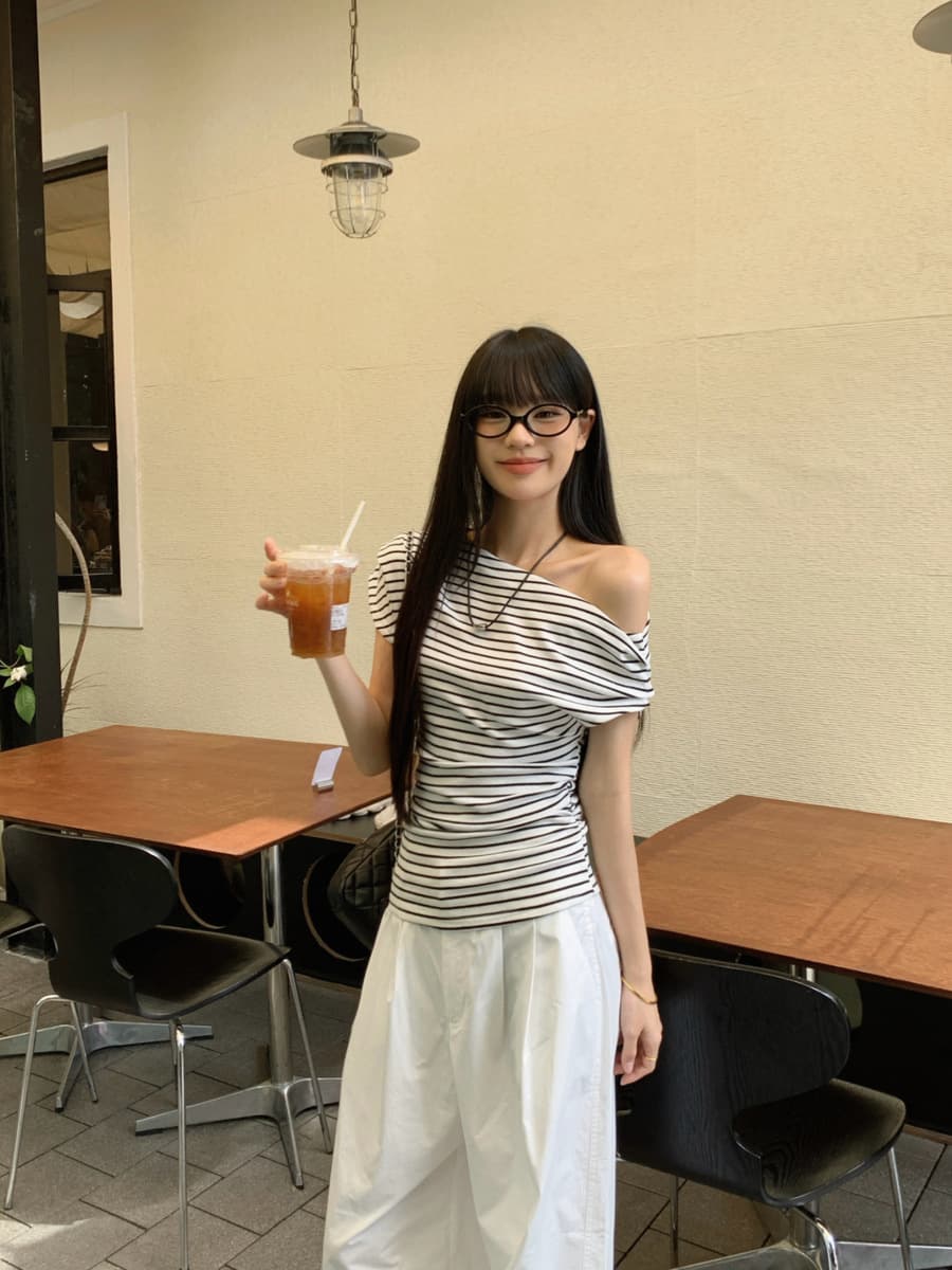 Полосатая женская футболка с короткими рукавами и асимметричным воротником с открытыми плечами, новый популярный летний...