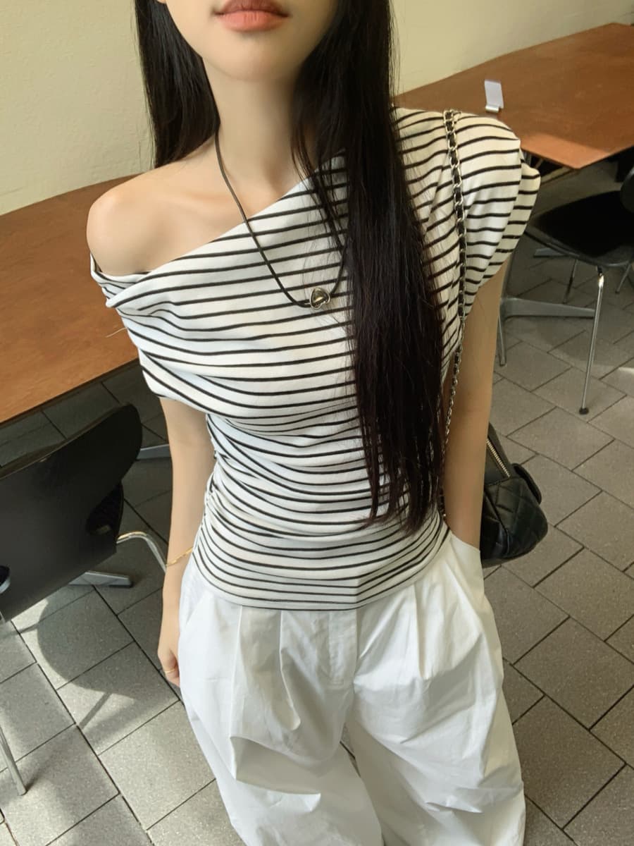 Полосатая женская футболка с короткими рукавами и асимметричным воротником с открытыми плечами, новый популярный летний...