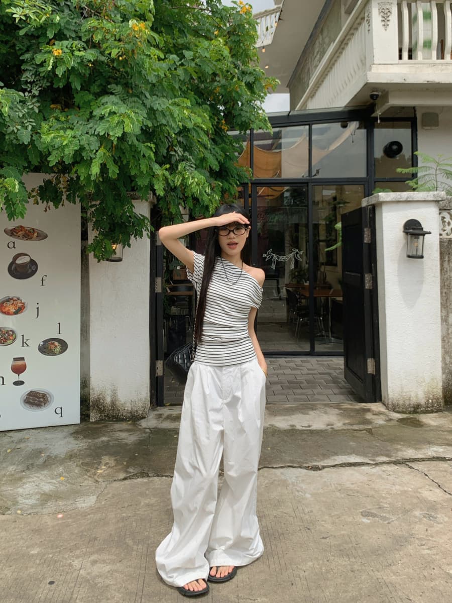 Полосатая женская футболка с короткими рукавами и асимметричным воротником с открытыми плечами, новый популярный летний...