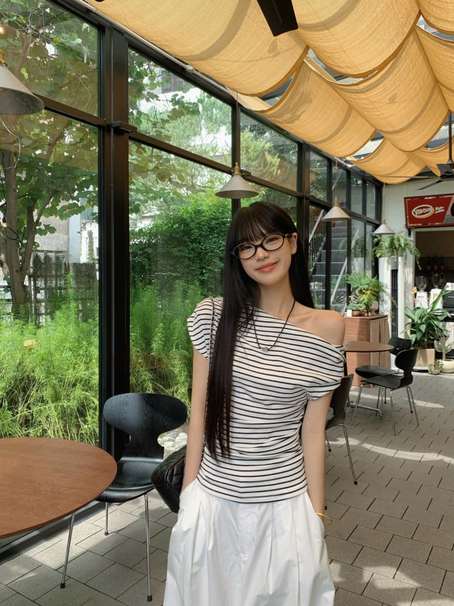 Полосатая женская футболка с короткими рукавами и асимметричным воротником с открытыми плечами, новый популярный летний...