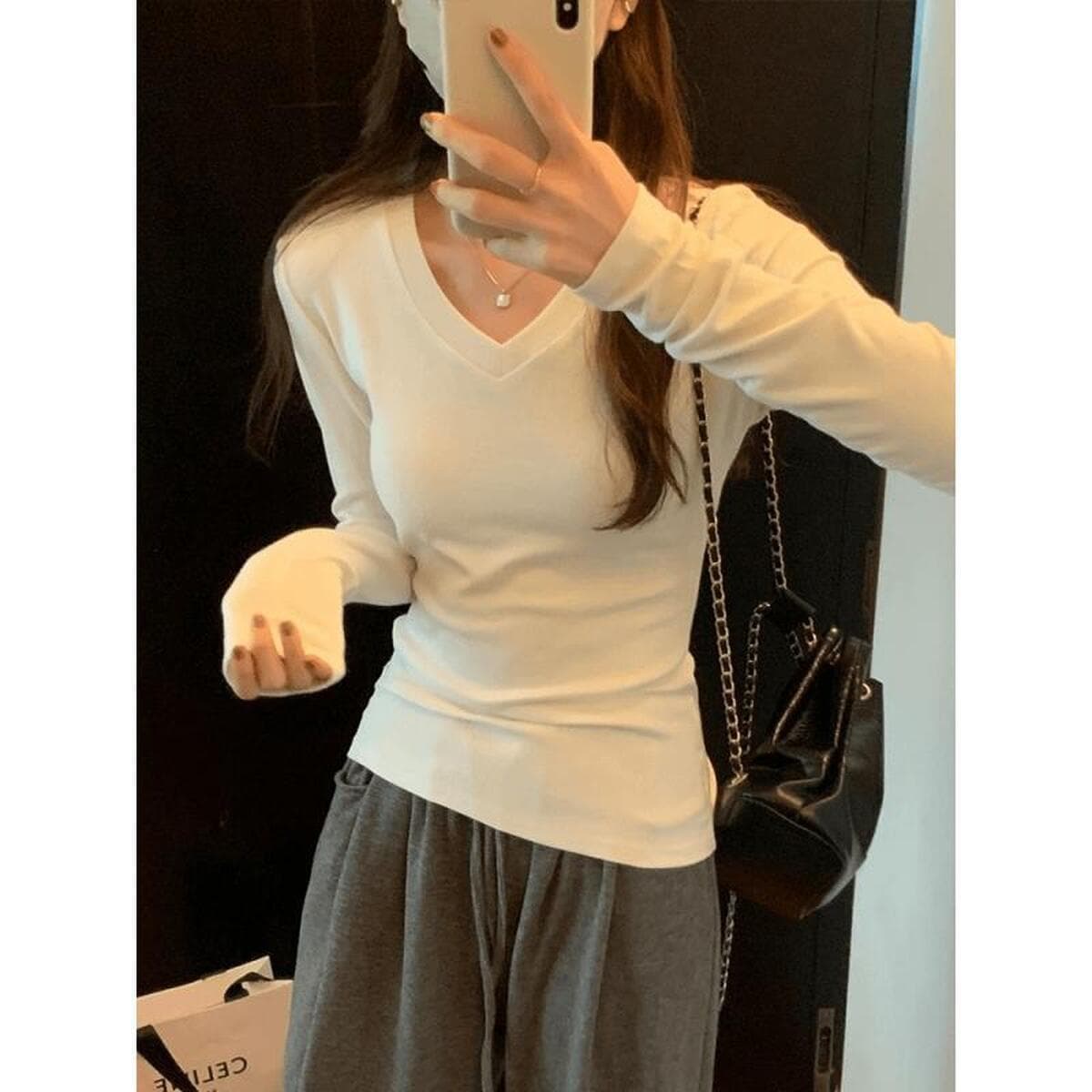 Горячая девушка с v-образным вырезом с обнаженными ключицей Белая футболка Женская осень-зима шикарный тонный топ
