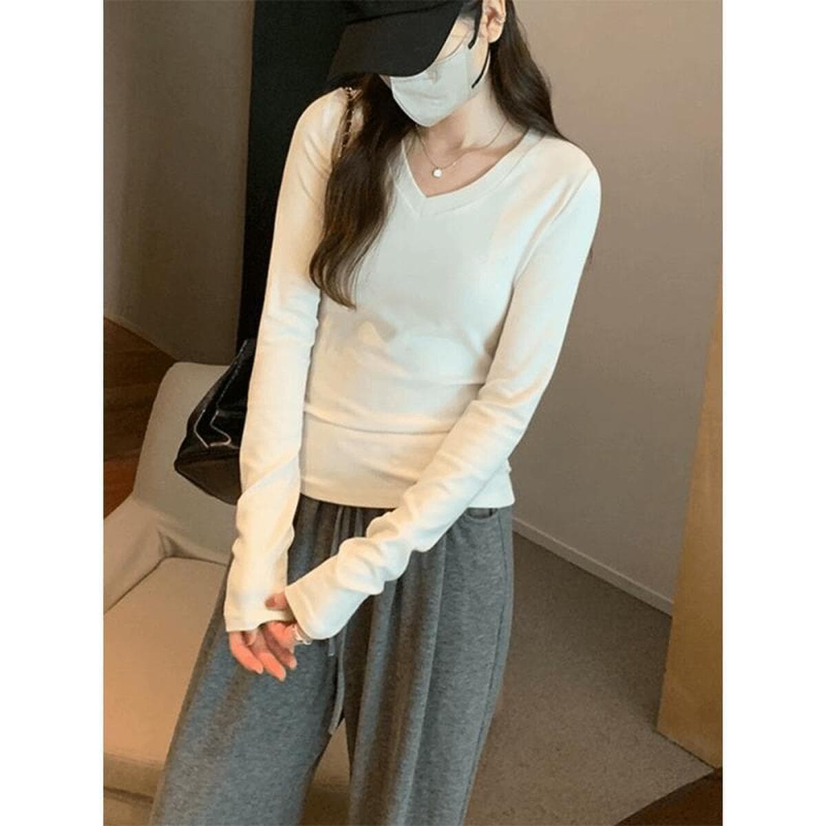 Горячая девушка с v-образным вырезом с обнаженными ключицей Белая футболка Женская осень-зима шикарный тонный топ