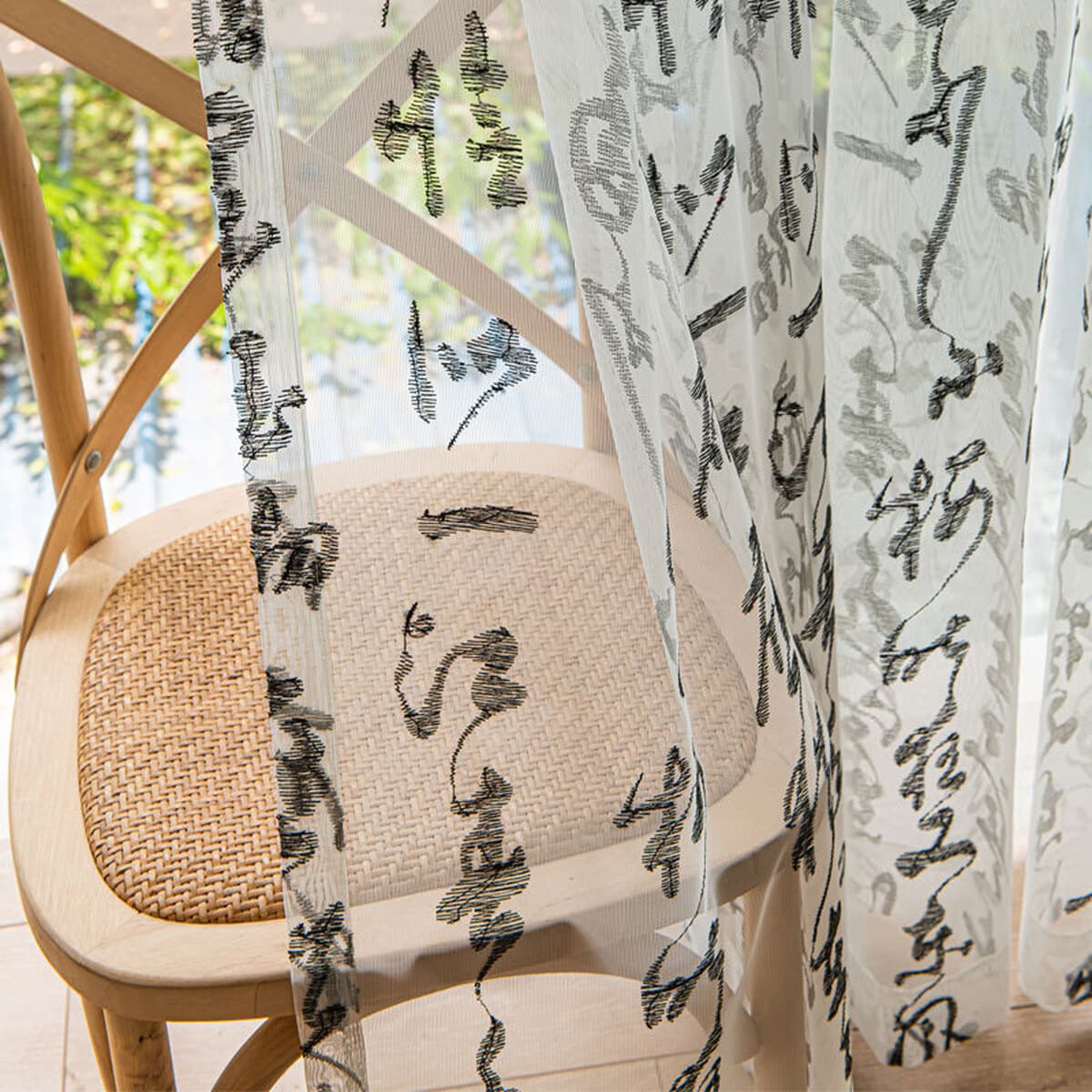 Чистая красная китайская вышитая каллиграфия пряжа встряхивает звук в прямом эфире древнего стиля атмосфера фон фото...