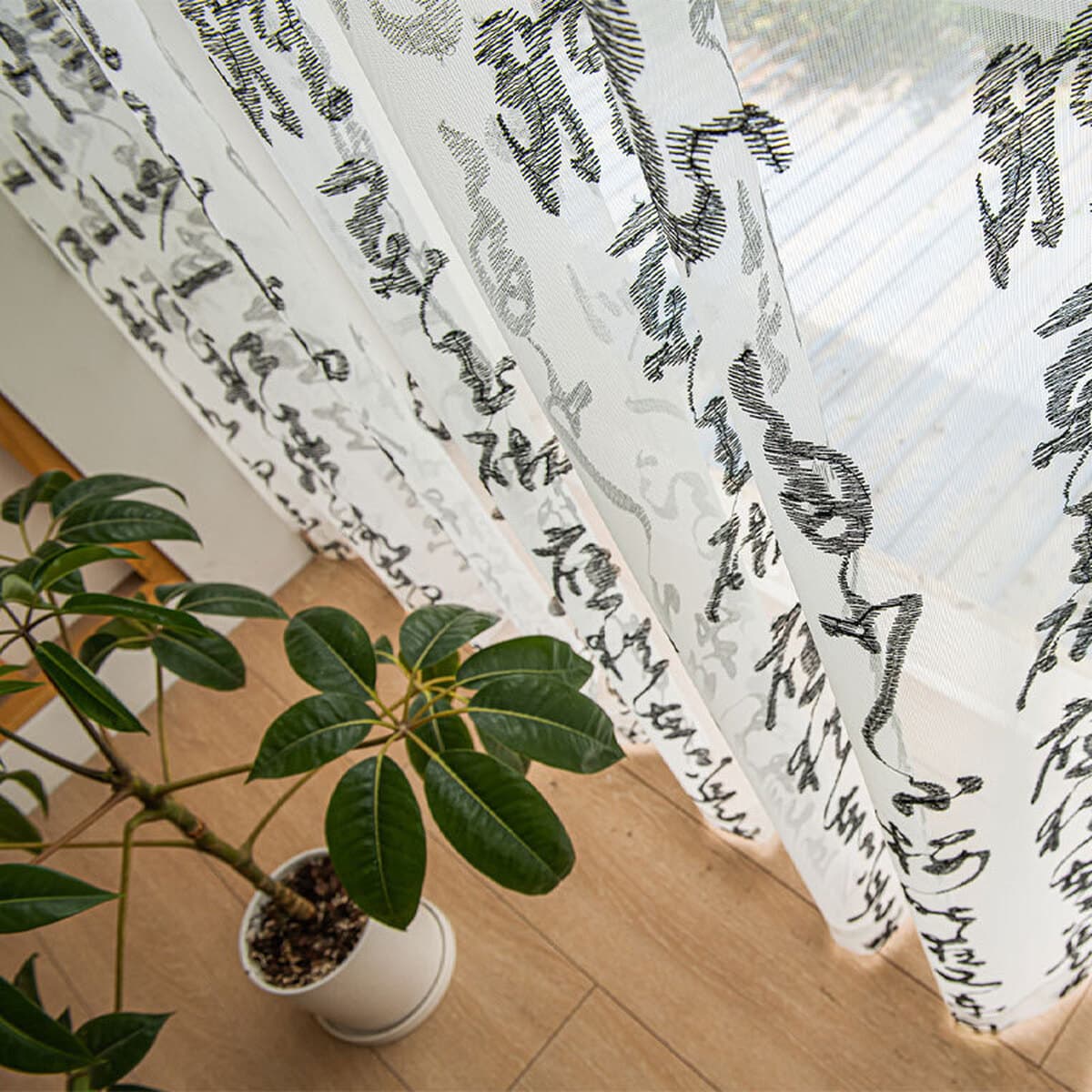 Чистая красная китайская вышитая каллиграфия пряжа встряхивает звук в прямом эфире древнего стиля атмосфера фон фото...