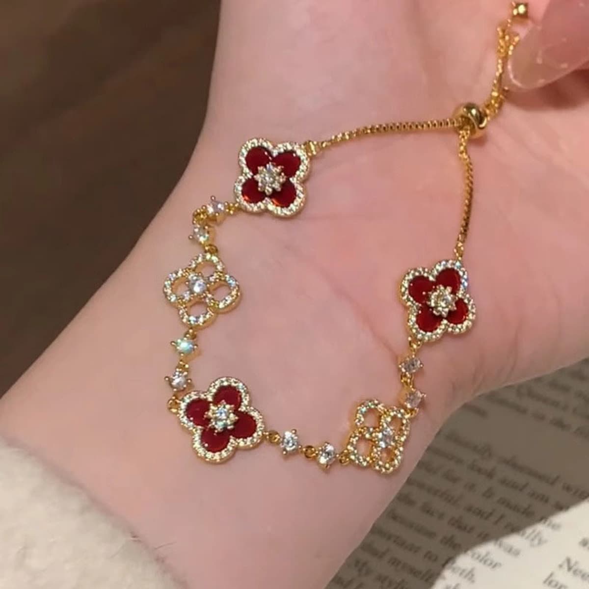 Вспышка браслет с тысячами золотых темпераментных нишевых дизайнов дикий простой, продвинутый и высокий смысл