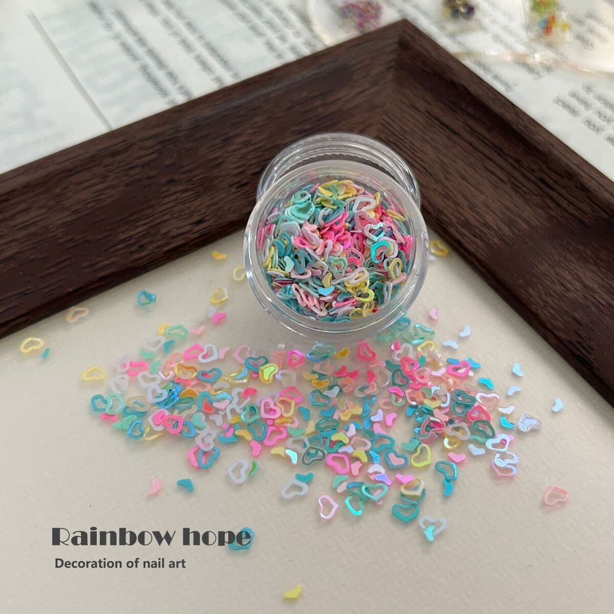 Индивидуальный материал для ногтей из бисера