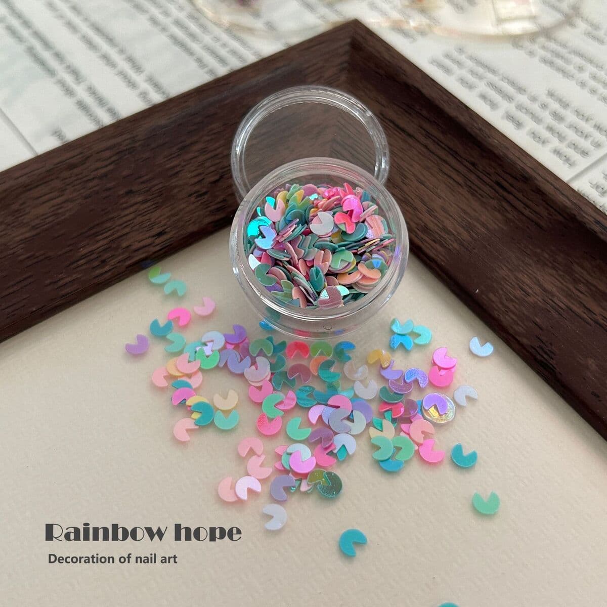 Индивидуальный материал для ногтей из бисера