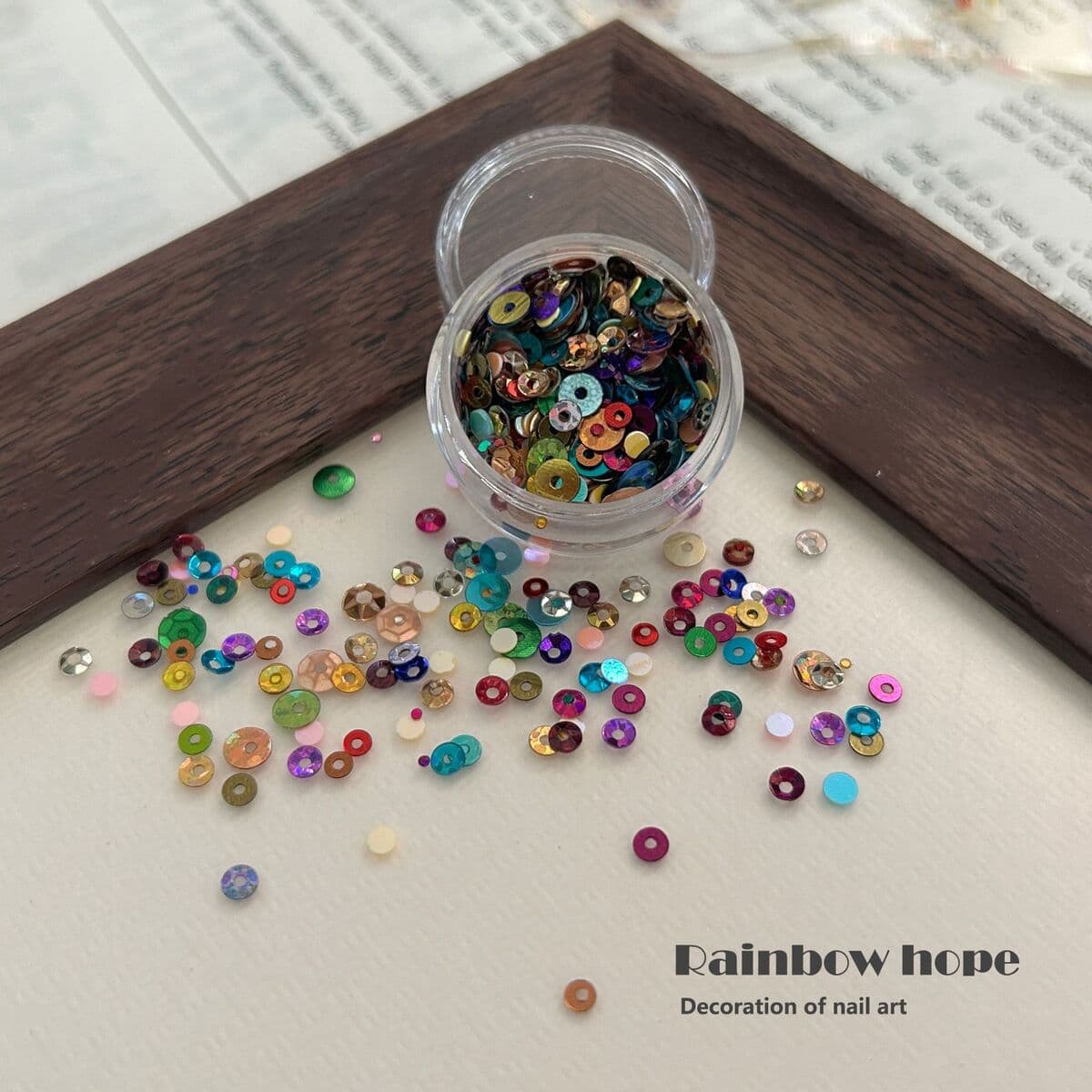 Индивидуальный материал для ногтей из бисера