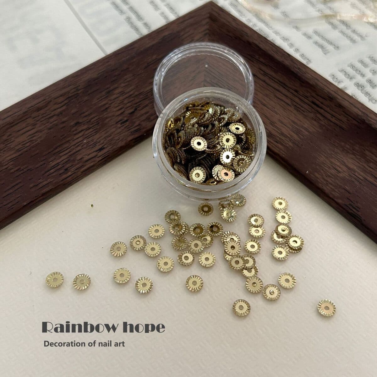 Индивидуальный материал для ногтей из бисера