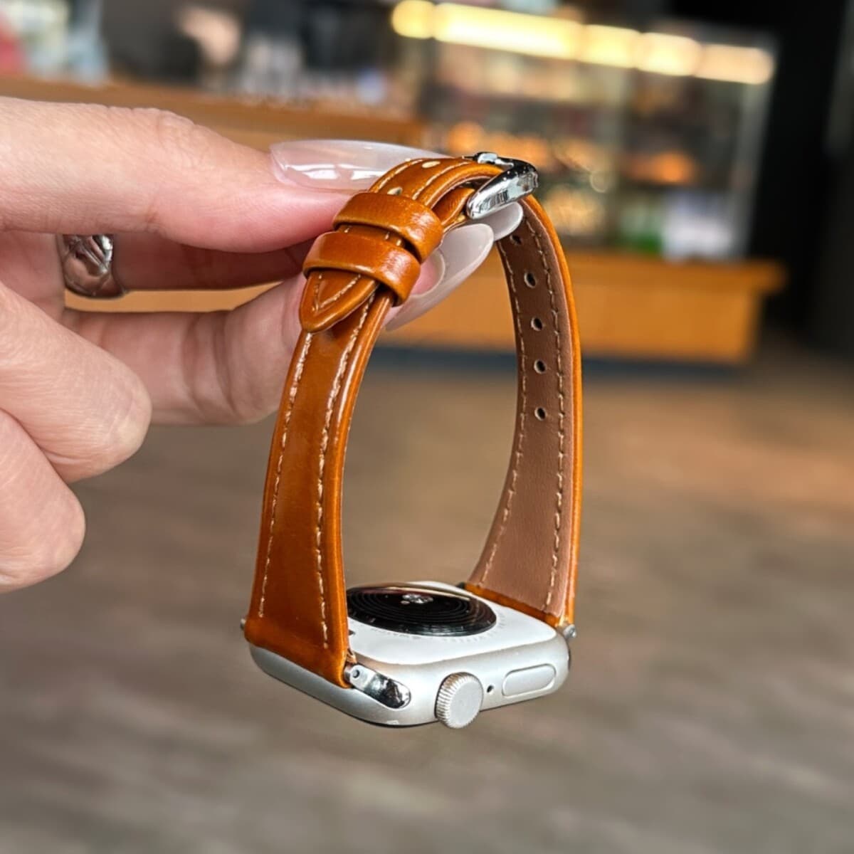 Подходит для Apple Watch iWatch 11-го поколения 987654 Ultra/SE, высококачественный тонкий глянцевый кожаный ремешок.