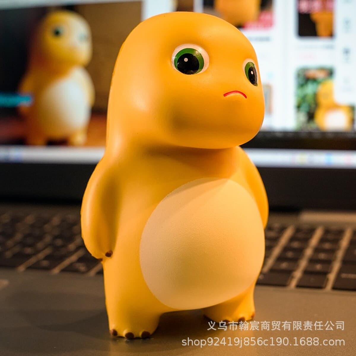 Маленькие молочные драконы сжимали музыку, медленно перепрыгивая сетку