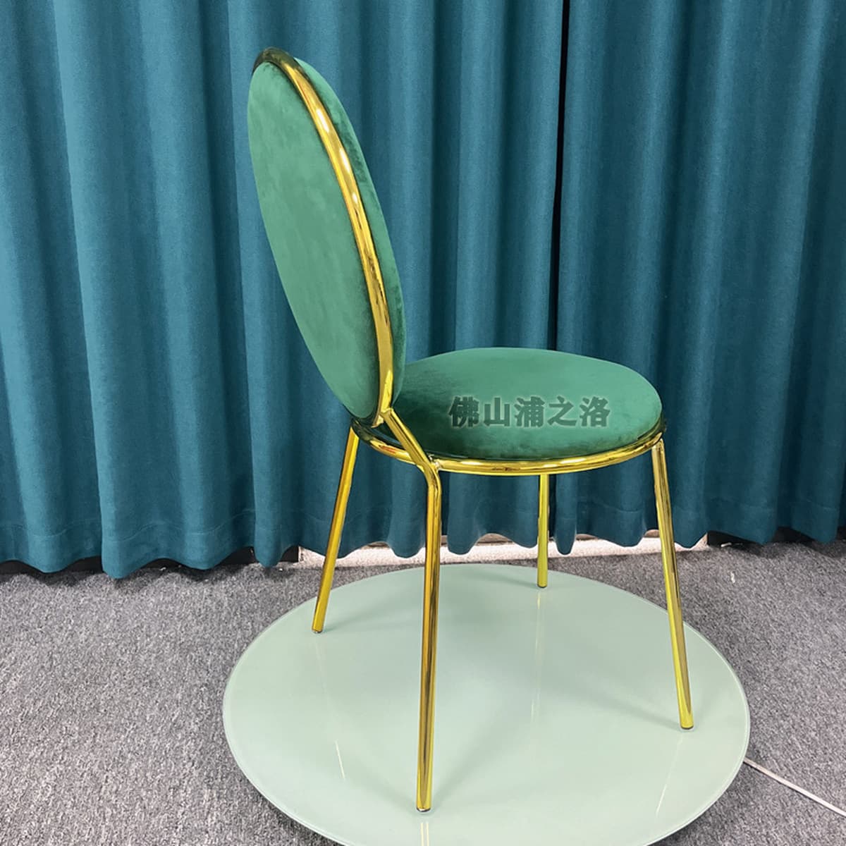 Обеденный стул из кованого железа с золотым покрытием и зеленым бархатом, круглой спинкой, в современном минималистичном...
