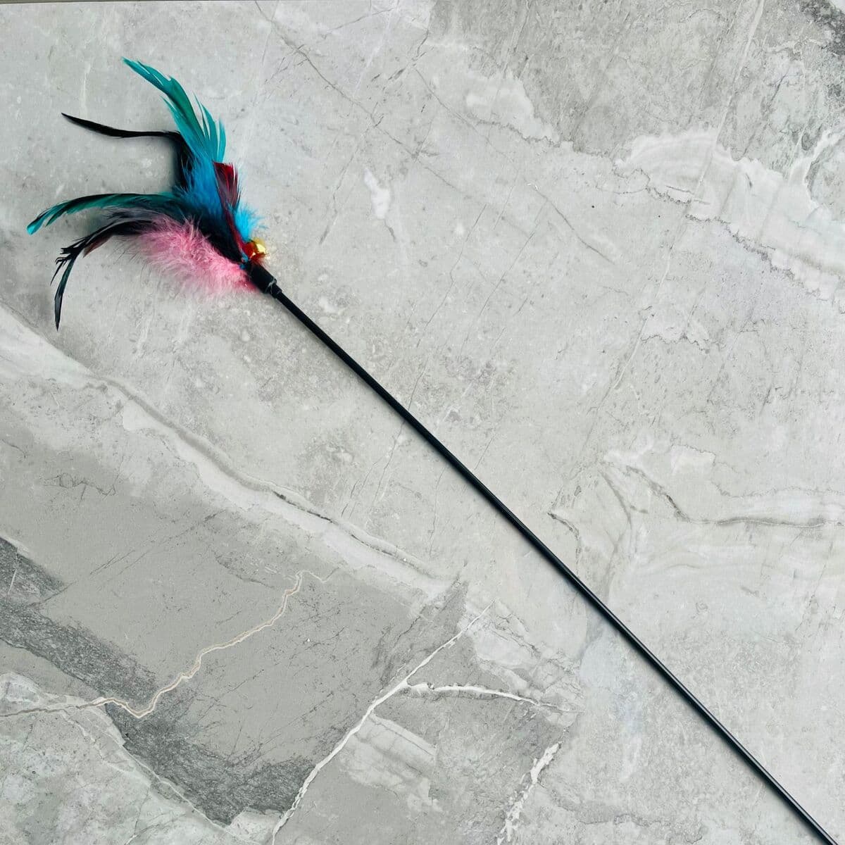 Оптовая продажа от производителя: игрушка для кошек — дразнилка с колокольчиком и перьями, 65х50 см