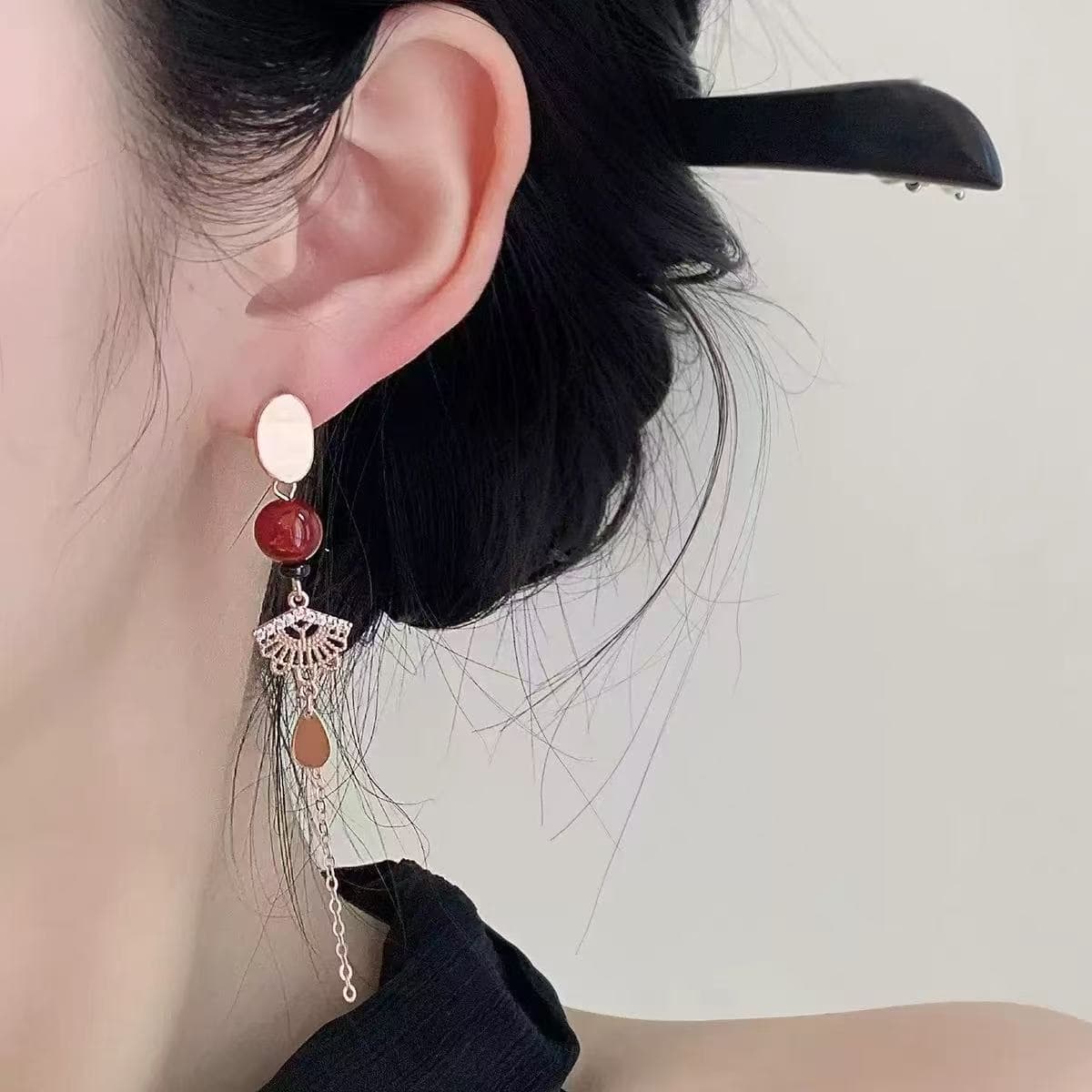 Винтажные серьги 2025 года, новая модель, массивные клипсы для ушей, серьги-пирсинг, высококачественные серьги из сплава,...