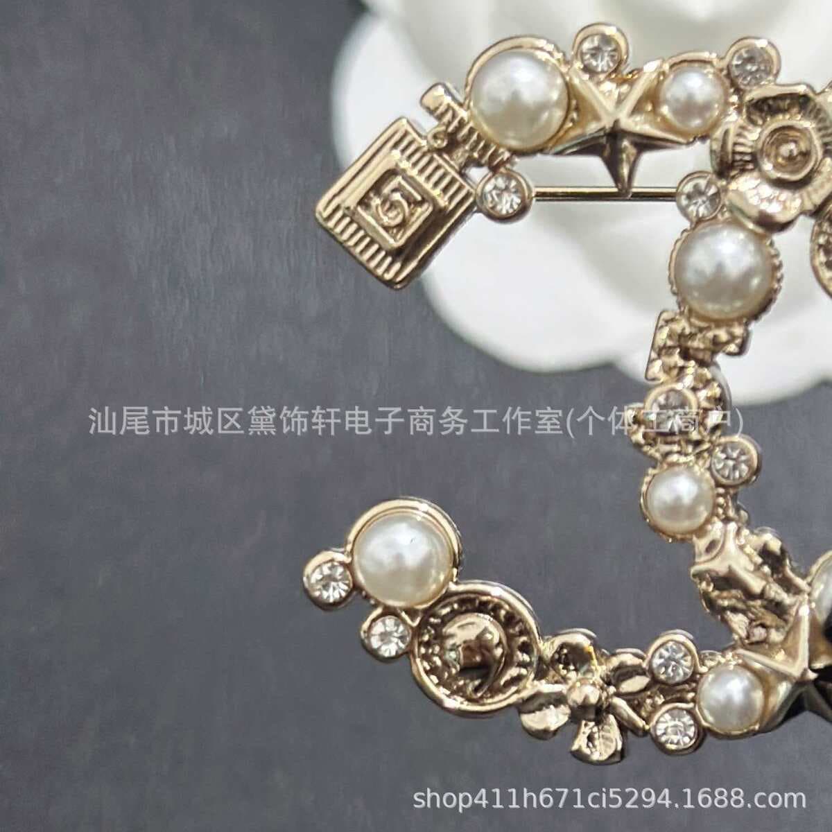 Брошь Chanel Double C с полным алмазным паве, квадратная брошь с бриллиантами и жемчугом, брошь-камелия Chanel, маленькая...