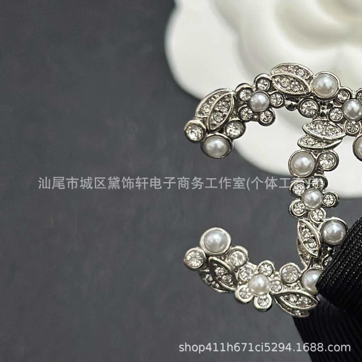 Брошь Chanel Double C с полным алмазным паве, квадратная брошь с бриллиантами и жемчугом, брошь-камелия Chanel, маленькая...