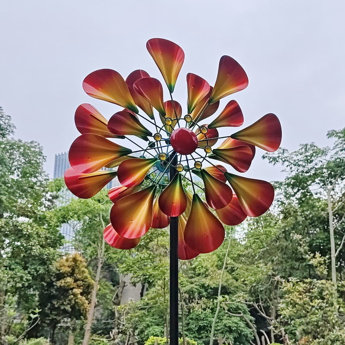 Садовый двор Вилла украшает окрашенную аэрозольную краску цветочный рог в форме железа ветряная мельница