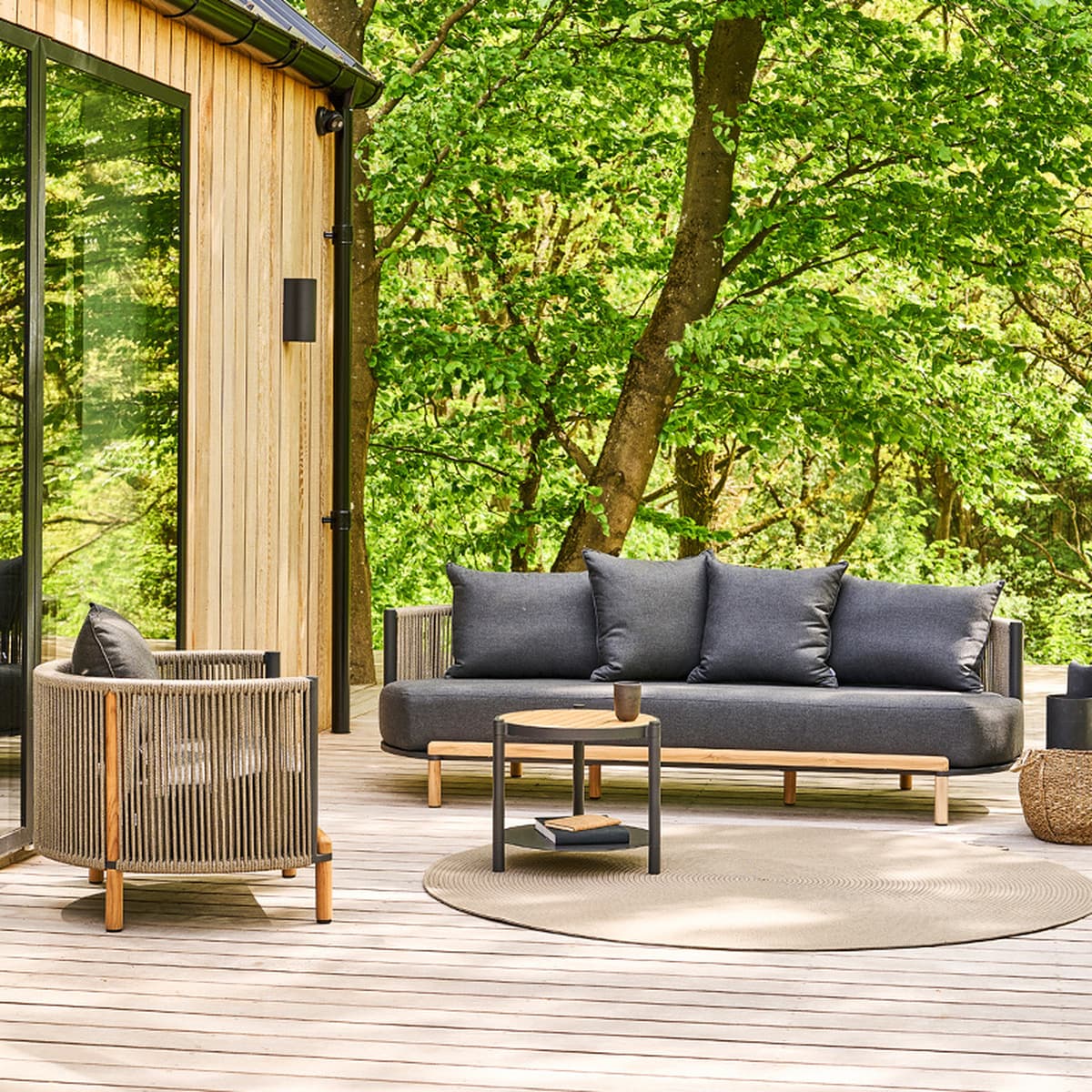 Открытый диван Вилла Повседневная комбинация Диван из ротанга Журнальный столик из цельного дерева Открытый сад Двор...